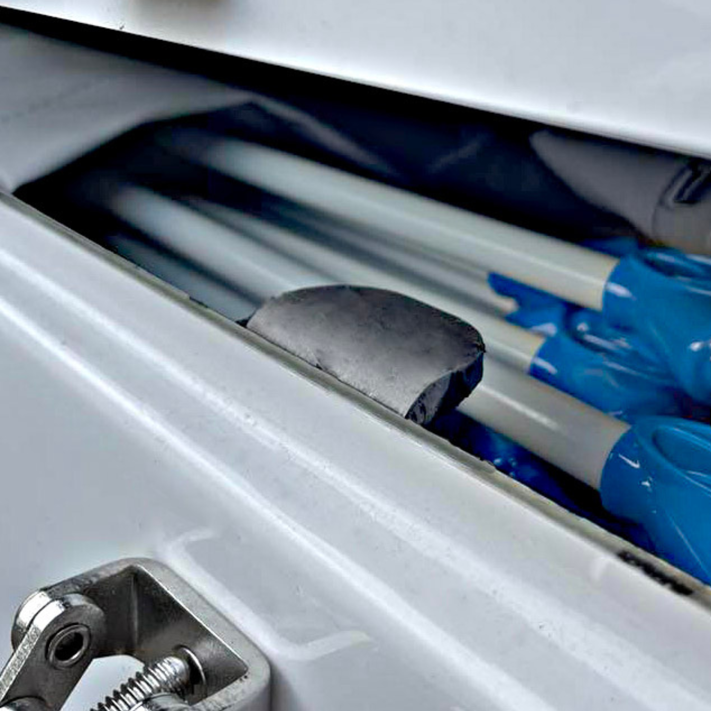 Heavy-Duty Lid Stoppers – Allows 150 kg load on the lid when closed (60 kg max when opening).